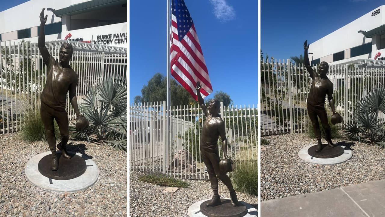 Turning Point USA inaugura estatua de Charlie Kirk frente a su sede en Phoenix
