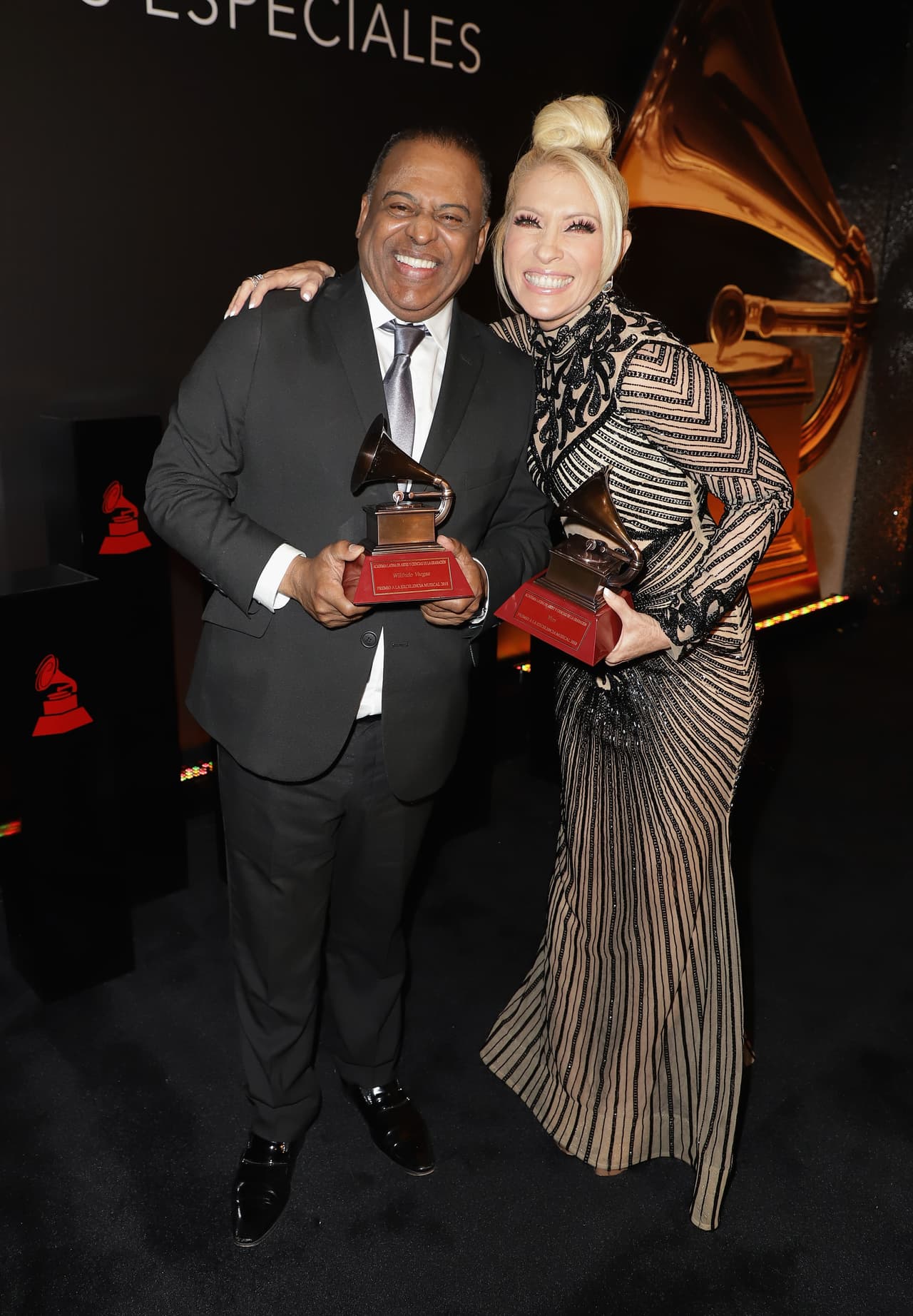 Wilfrido Vargas es el sexto dominicano en recibir este gramófono dorado. Yuri celebró con él este éxito compartido.