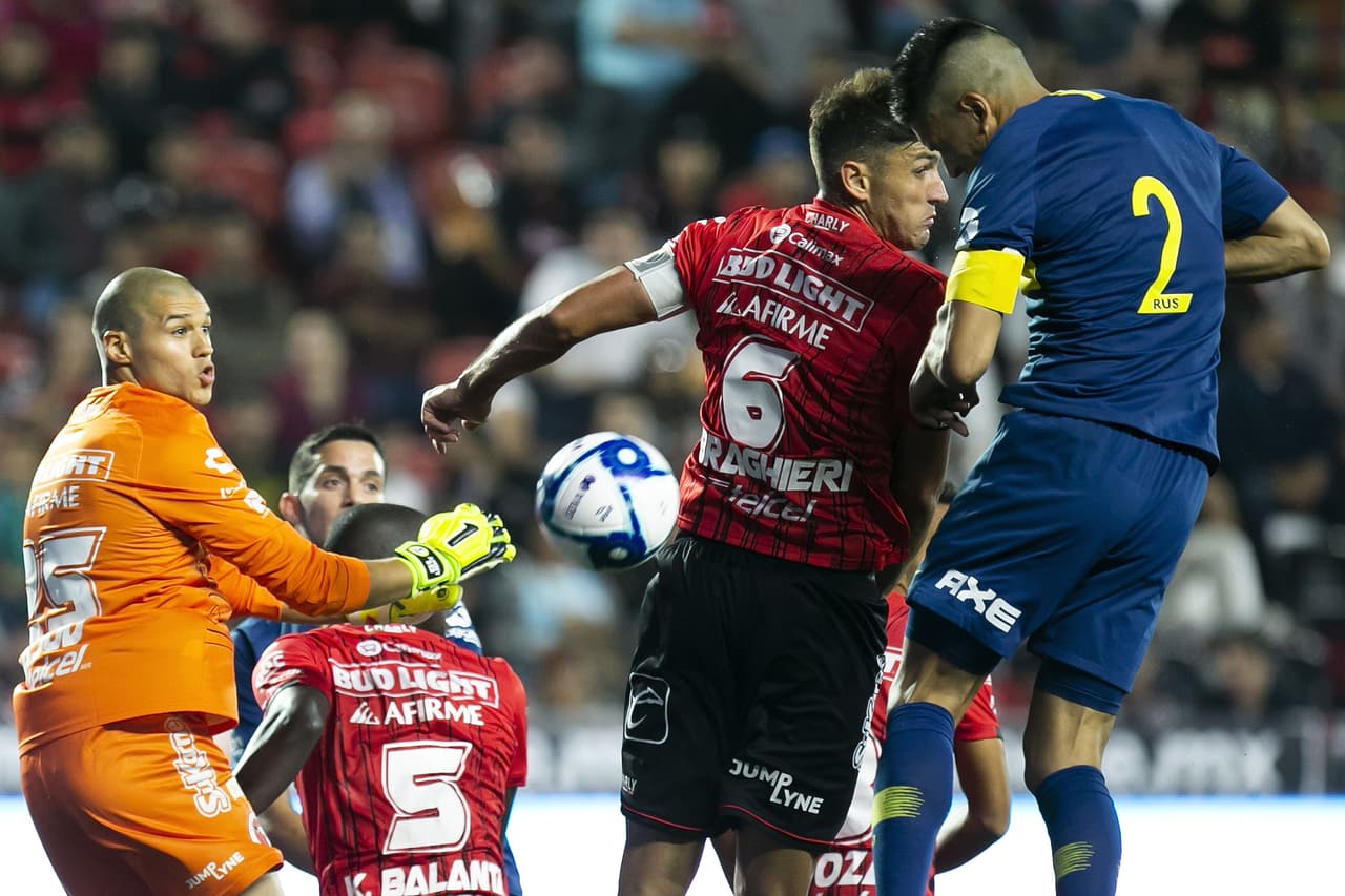 Con gol del delantero ecuatoriano Miller Bolaños, a los 87 minutos, los Xolos de Tijuana superaron 1-0 a Boca Juniors de Argentina en el Estadio Caliente de la ciudad fronteriza de Baja California. En partido de preparación para ambos equipos, de cara al inicio de los torneos en sus respectivos países, se vivieron acciones equilibradas, con buenos destellos y voluntad de los dos clubes por ganarlo.