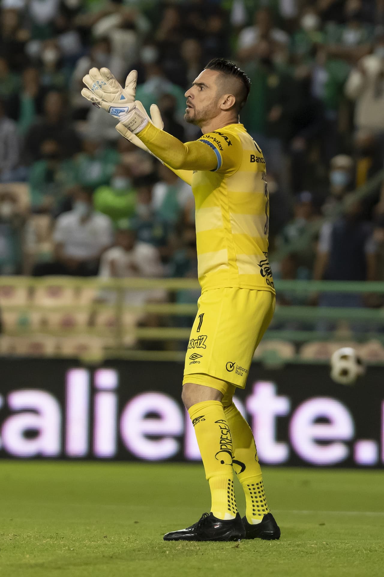 Antony Silva pedía mayor concentración a sus zagueros.