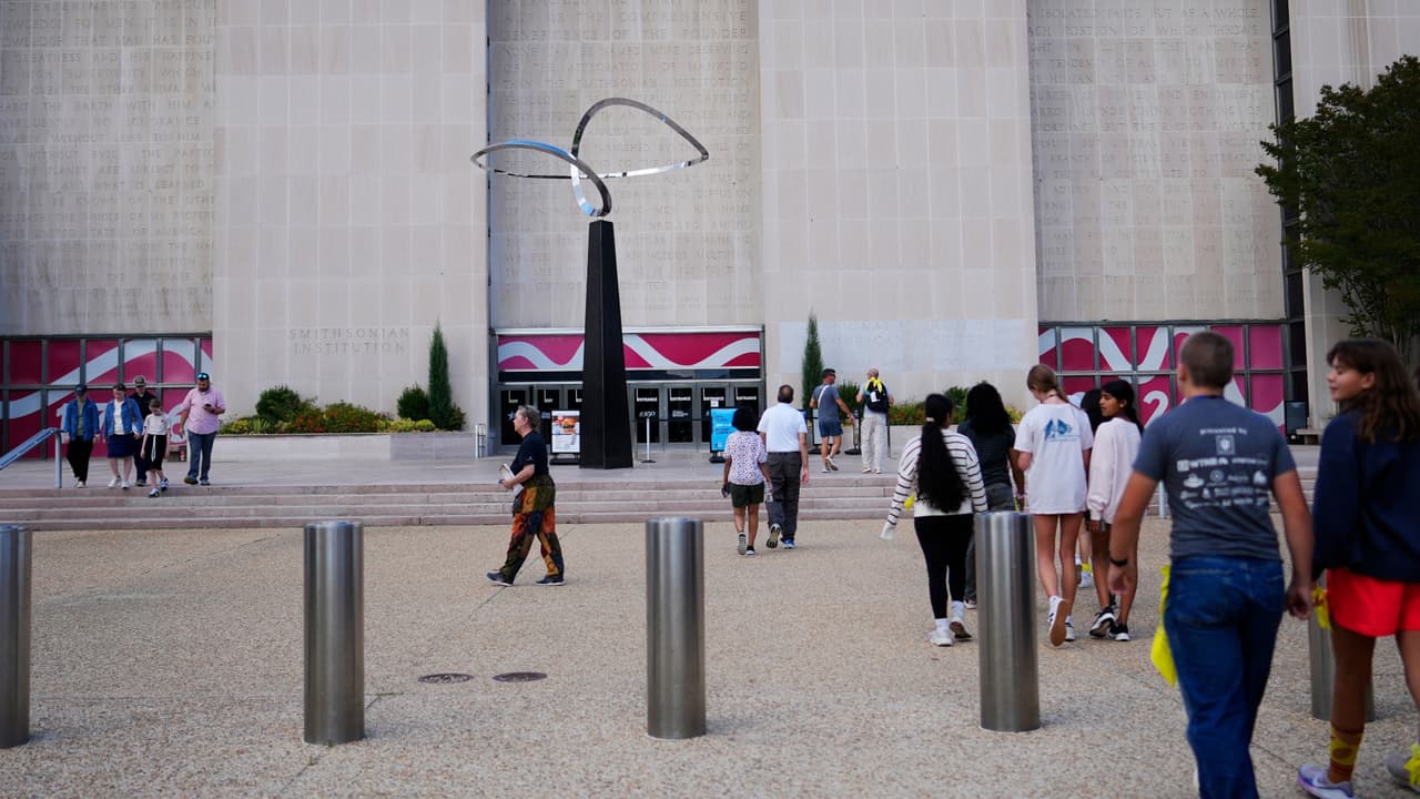 Exposición del Smithsonian conmemora 25 años del 11-S con piezas poco vistas