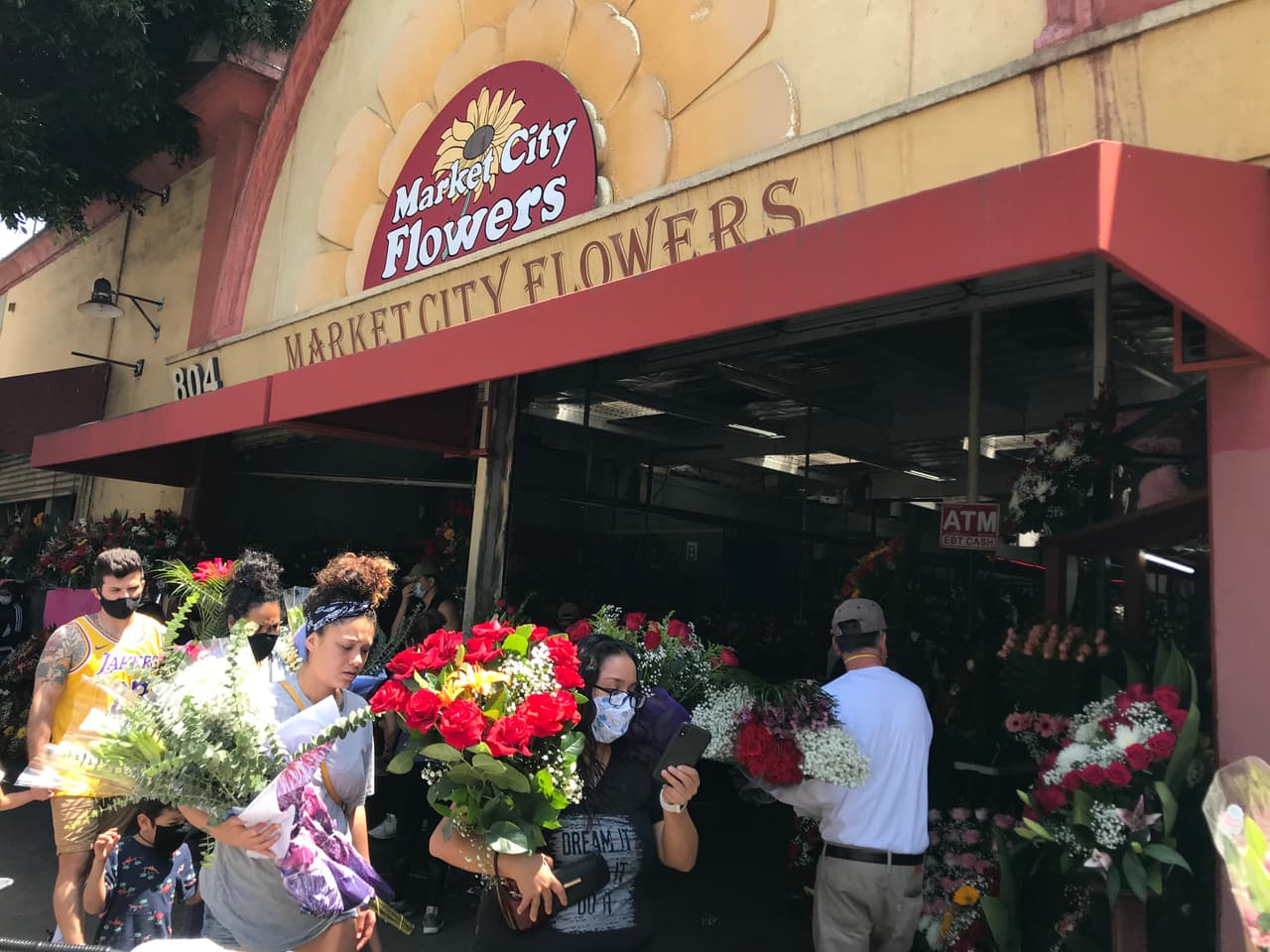 Y es que justo para la celebración del día de mayores ventas del sector floricultor, las medidas de cierre fueron relajadas para negocios de floristerías, por ser considerados por las autoridades de salud de California como de menor riesgo de contagios de coronavirus.