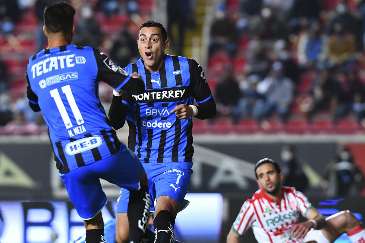 La afición apenas se acomodaba en el Estadio Victoria, cuando a los 4 minutos, Rogelio Funes Mori abría el marcador.