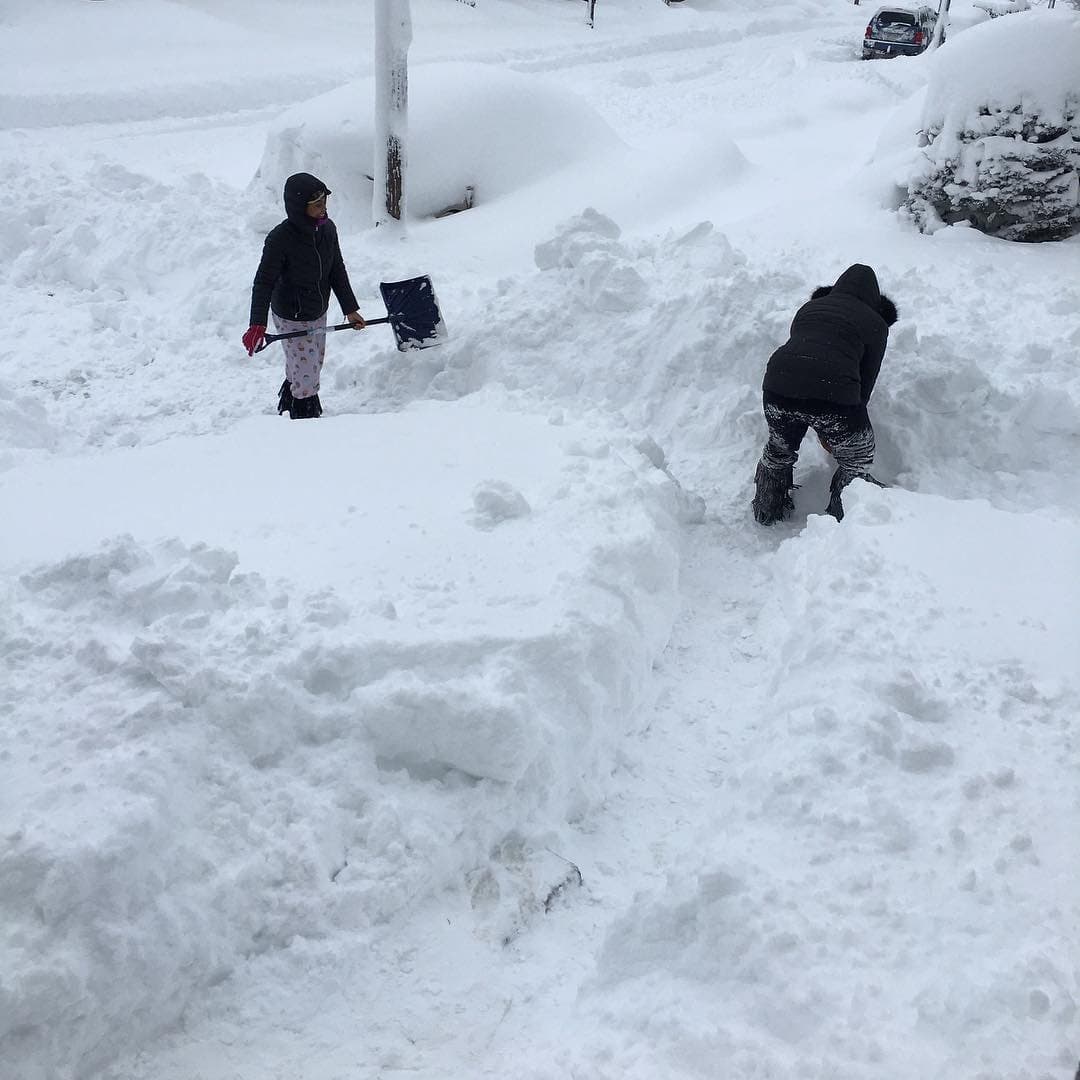 Esta pareja palea nieve en la entrada de su casa en Erie, Pennsylvania.