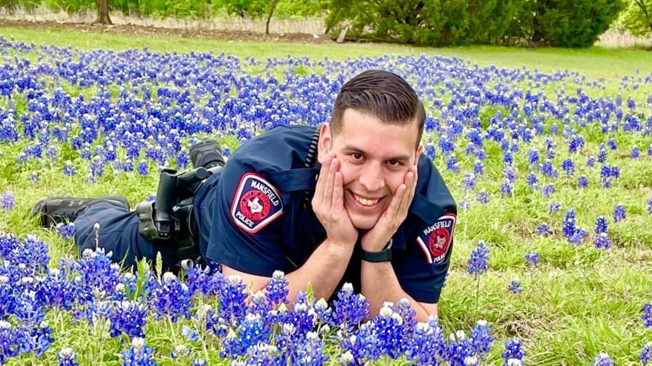 El oficial Ortiz fue el que robó cámara y más sonrisas sacó a los residentes con esta peculiar pose rodeado de bluebonnets.