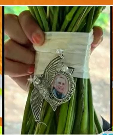 La imagen estaba enmarcada con la figura de un pájaro, pero de acuerdo con el relato de Jomari Goyso ocurrió un "momento mágico" que tiene que ver con la foto del tío, el pájaro y el ramo. 
<br>