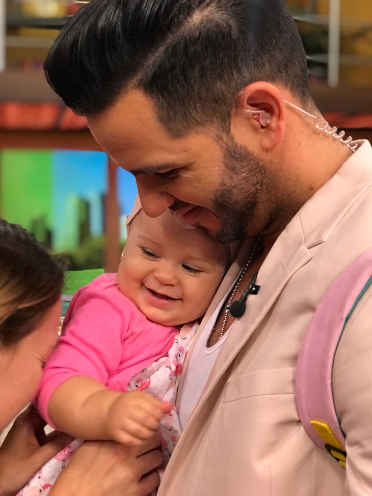 El orgulloso papá estaba feliz con su llegada. Ella conquistó a todos con su bella sonrisa.