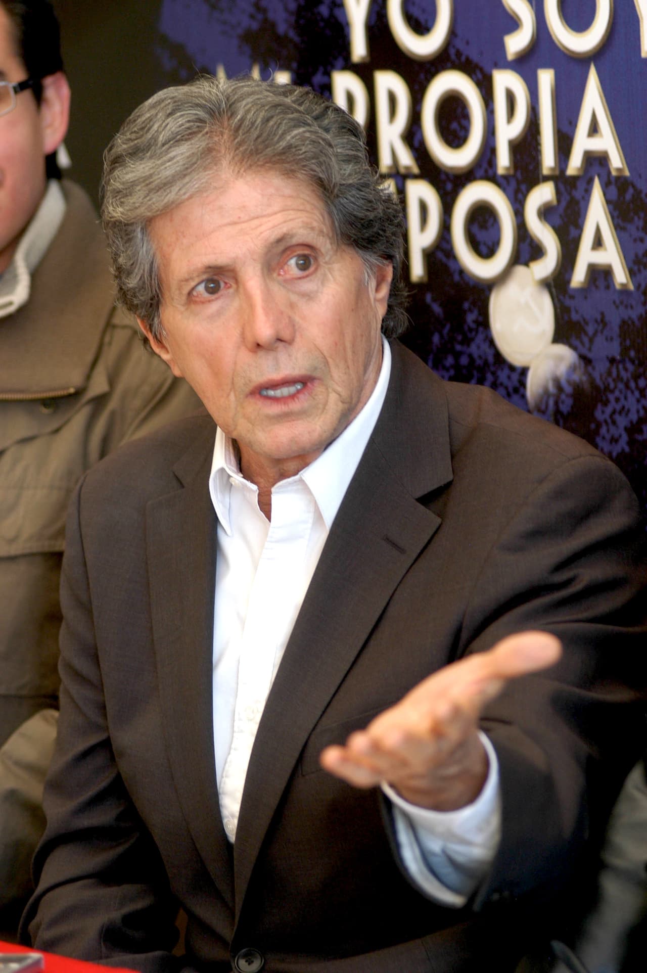 "Él está bien, la última vez que lo vi que fue hace unos días, está bastante bien, se encuentra algo cansado, pero según dicen los doctores hay una muy buena evolución", lo cual tiene tranquila a la familia.