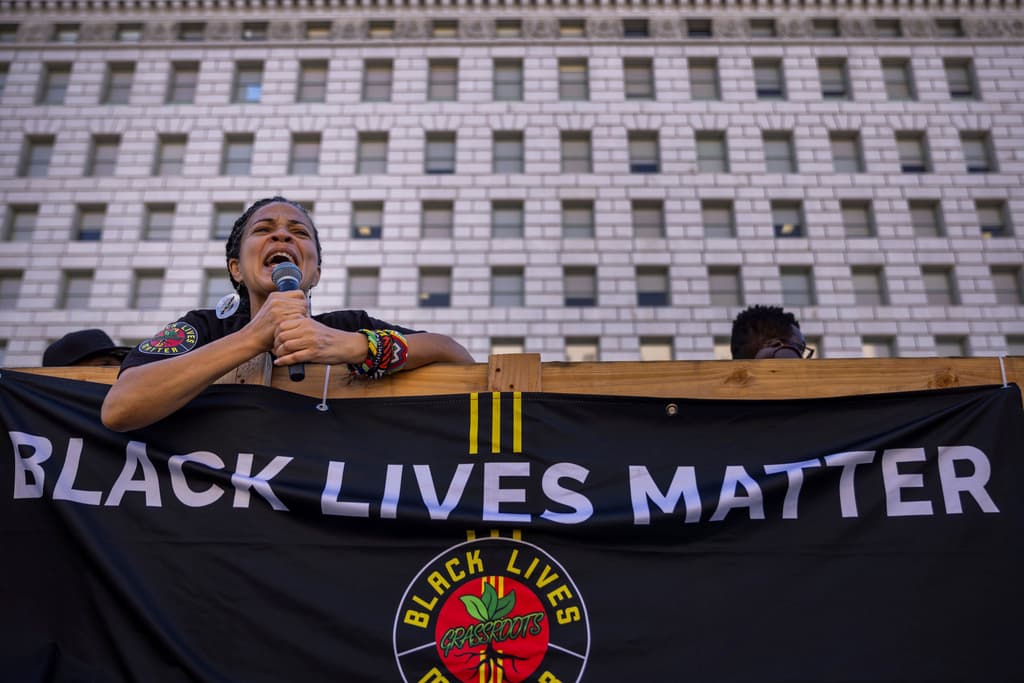 Incluso el alcalde de Minneapolis, Jacob Frey, reconoció que había conocido a George Floyd. “Era un personaje diferente”, dijo. “Era un hombre corpulento. Entraba en una habitación y estrechaba la mano de todos porque quería que la gente se sintiera cómoda, ya que sabía que su tamaño podía intimidar".