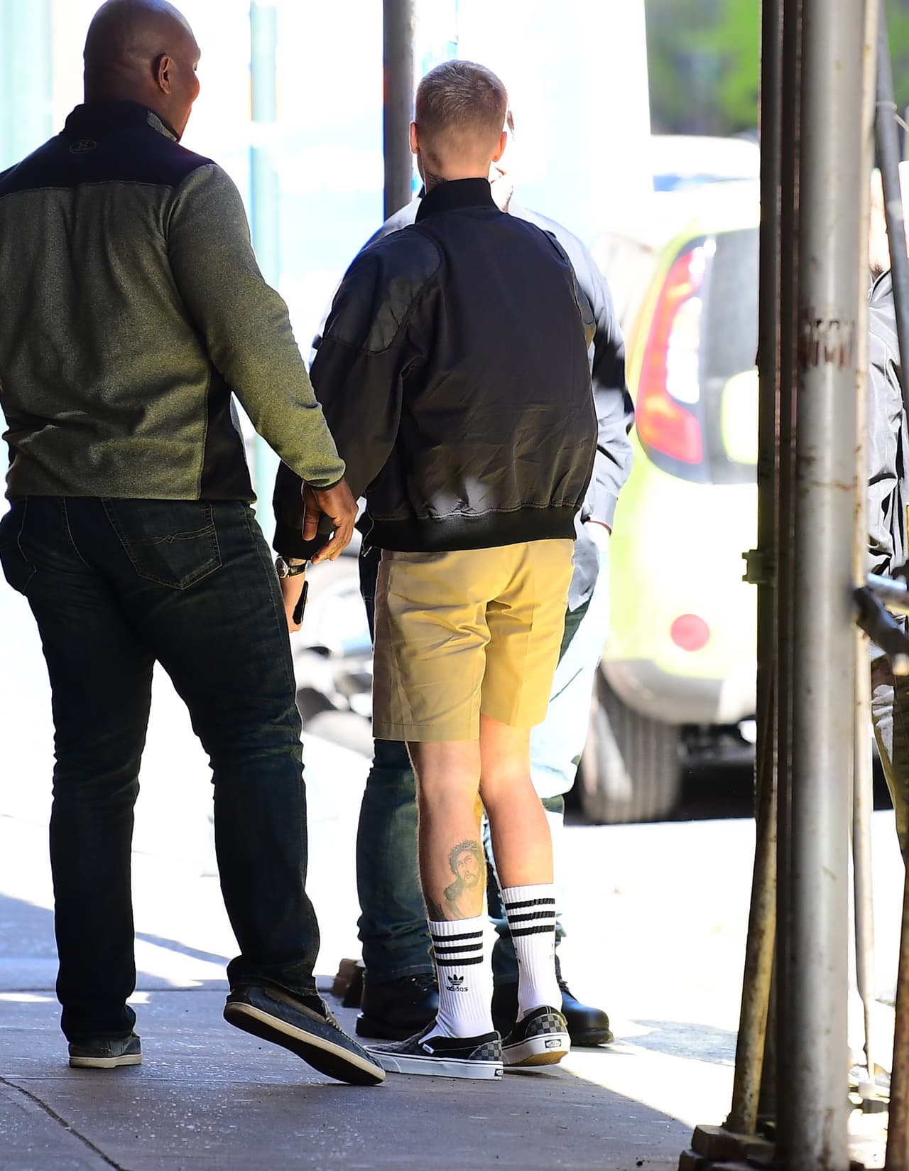 Justin Bieber, de pantalones cortos y dejando ver su tatuaje de Jesucristo en las piernas, estuvo dos horas en su servicio religioso. Al salir, abrazó y besó de manera afectuosa al Pastor Rich Wilkerson, quien ha ganado popularidad recientemente por ser amigo de Kourtney Kardashian.