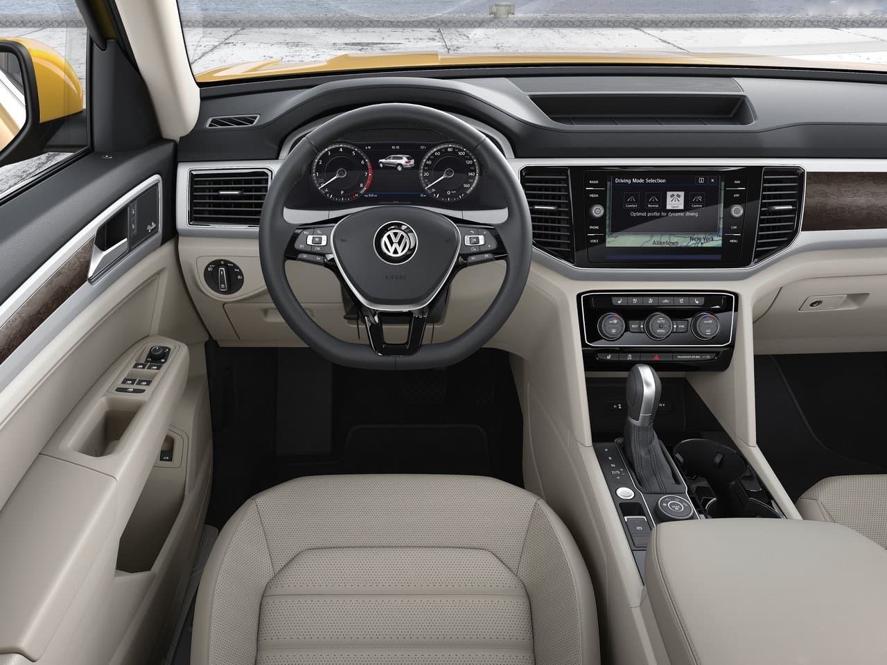 El tablero de instrumentos y controles del Volkswagen Atlas 2018 sigue el tema de la 'americanización de Volkswagen'. Todas las manijas, perillas, botones y hasta el volante y el diseño general de todo el conjunto ya los habíamos visto en otros productos de la marca. Sin embargo el equipo de diseño le agregó la robustez visual típica de las SUV domésticas.
