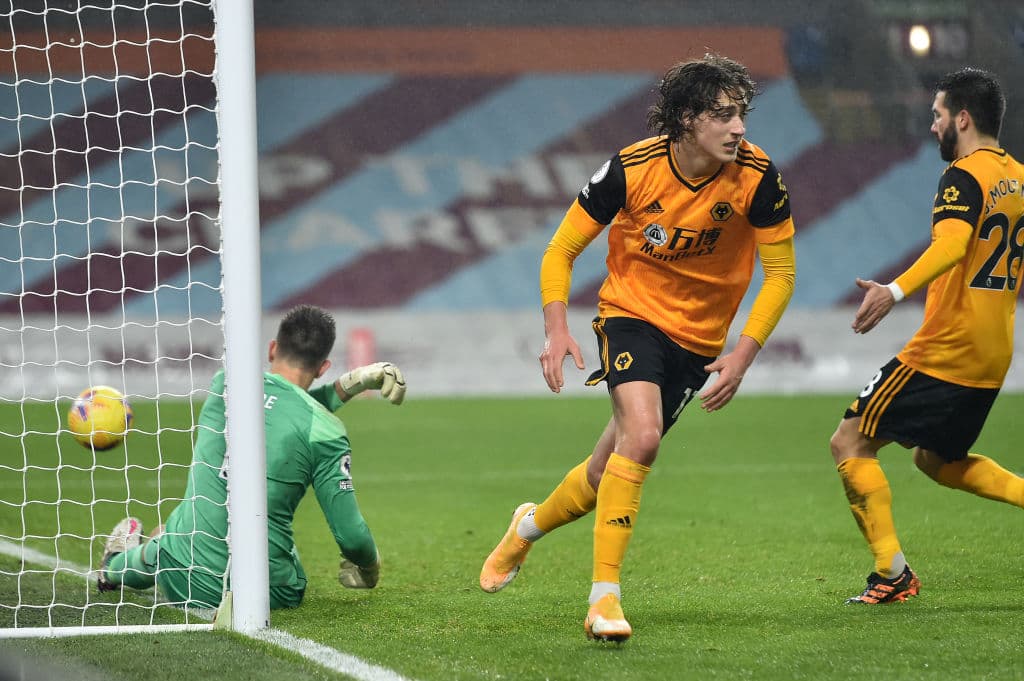 Fábio Silva (89’) marcó el del descuento por medio de la pena máxima. Barnes (35’) y Wood (51’) marcaron por los locales. El siguiente compromiso para los Wolves será recibiendo al Tottenham.