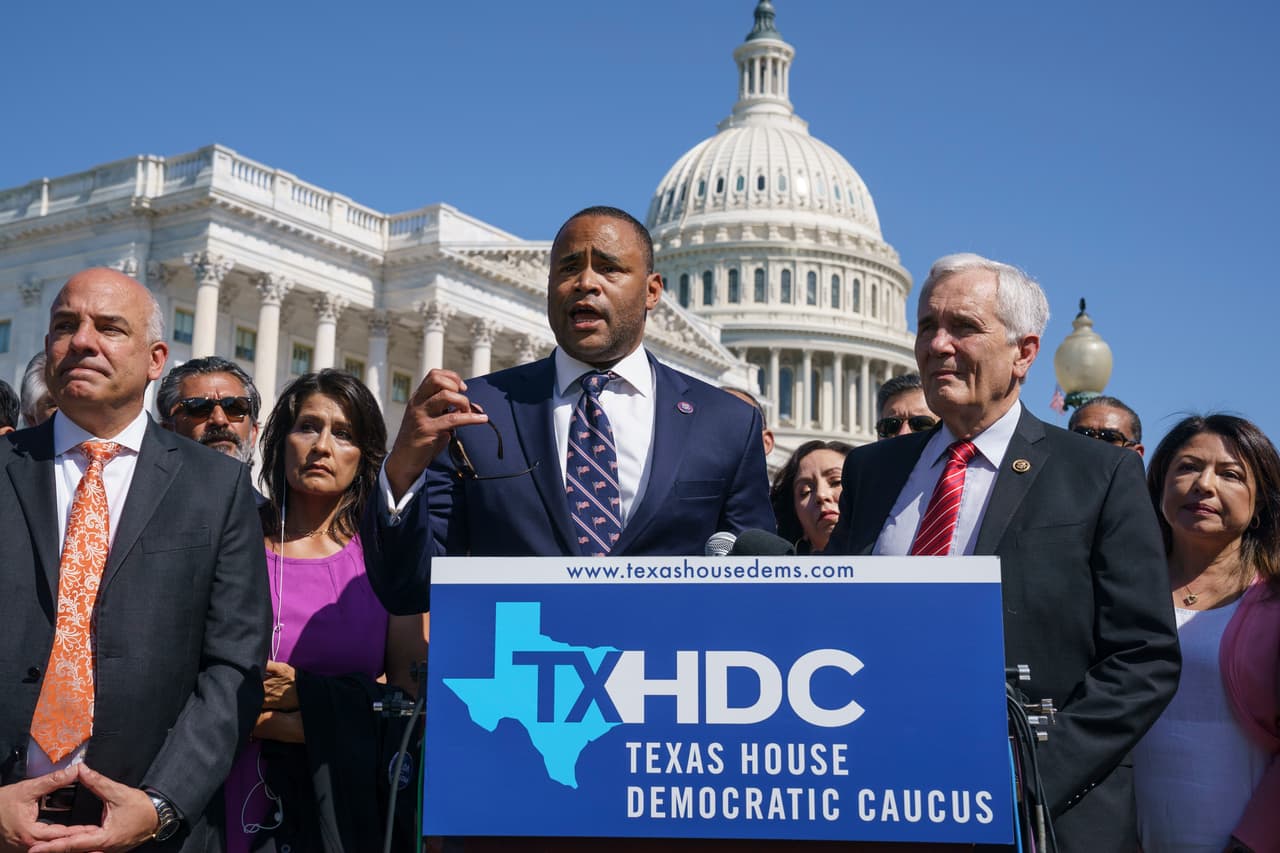 El 
<b>representante demócrata Marc Veasey</b> reaccionó de manera breve y directa a la aprobación de 
<a href="https://www.univision.com/local/austin-kakw/politica-austin/el-impacto-republicano-con-la-posible-redistritacion-electoral-en-texas-video">los nuevos mapas de redistritación en Texas</a>, compartiendo la noticia en redes sociales y etiquetando al gobernador Greg Abbott con la frase: “Te veo en la corte”. Con este mensaje, Veasey dejó claro que los demócratas planean impugnar legalmente la ley.