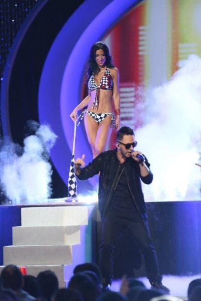 Las chicas derrocharon sensualidad en el escenario mientras que Alexis y Fido trajeron el swing caribeño con su tema "Alócate". Las 12 finalistas hicieron una pasarela con toda la coquetería de la belleza latina. Trajes de baño por Claudia Zuleta.