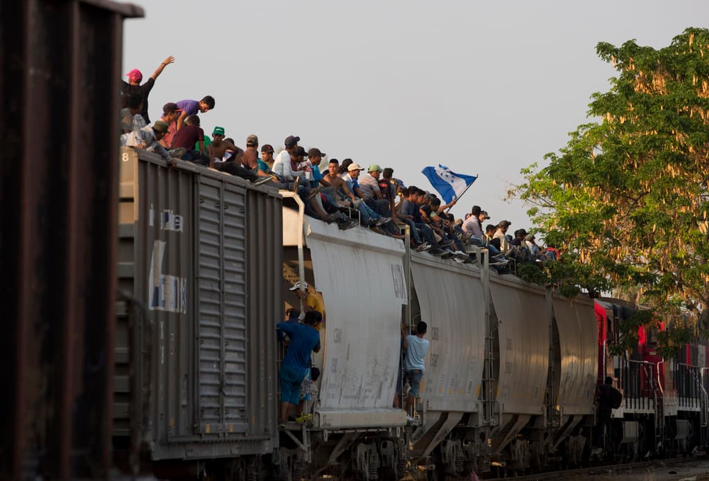 Dos migrantes mueren en México al tratar de abordar un tren en movimiento rumbo a la frontera