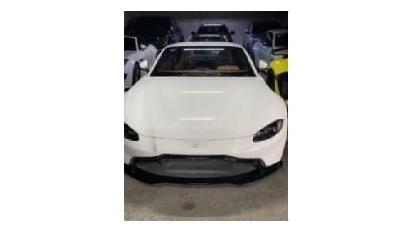 “En un domicilio ubicado en la colonia Universidad, Zapopan, Jalisco, se aseguraron mil dosis de 
<b>sustancia sólida y cristalina al parecer metanfetamina</b>, un arma de fuego larga, tres cargadores, tres cartuchos, 14 vehículos de lujo, una motocicleta, tres teléfonos celulares y diversa documentación”, aseguró la FGR en su comunicado.