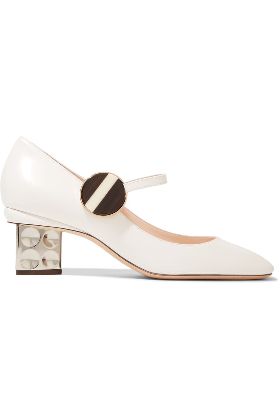 Estos zapatos son otro ejemplo de esa fascinación que los diseñadores sintieron en esta temporada por los tacones bajos. Antes que obsesionarse con la altura exploraron formas, texturas y crearon diseños extraños como este que propone un taco más fino que el talón del zapato. (Nicholas Kirkwood
<a href="http://www.nicholaskirkwood.com">www.nicholaskirkwood.com</a> )