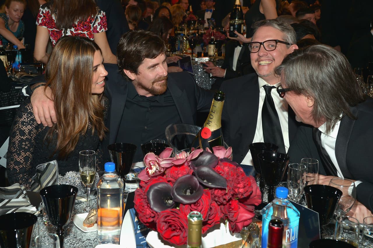 La mesa de Christian Bale fue la más divertida de la noche.