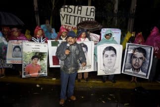 "Va a haber protestas, hasta que aparezcan los normalistas desaparecidos", señaló uno de los padres que acudió a la manifestación.