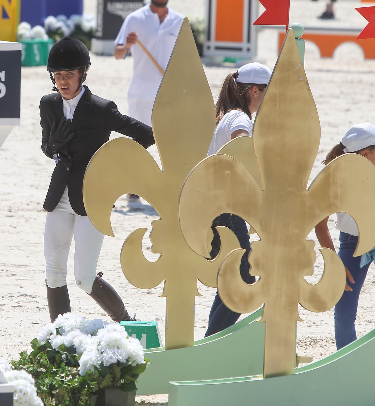 Eso sí, sobándose tooodo el cuerpecito.