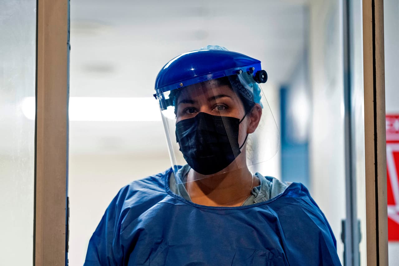 Su más grande preocupación es traer el el coronavirus a casa e infectar a su madre de 75 años. Para el 11 de mayo se contabilizaban en México unos 35,000 casos, y alrededor de 3,500 fallecidos a causa de la enfermedad causada por este nuevo virus.