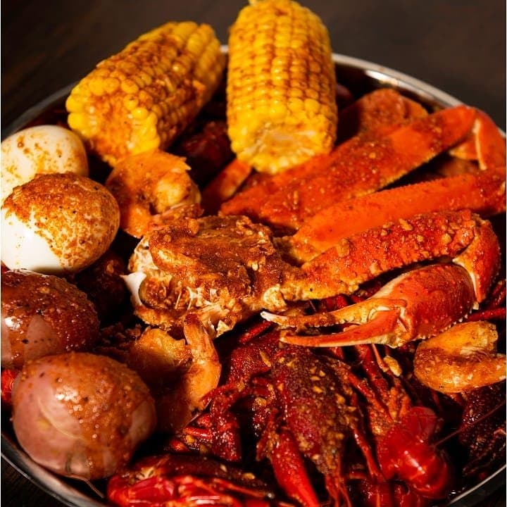 <b>The Pirate's Boil</b>
<br>Dirección: 2451 Cobb Pkwy SE. Smyrna, GA. 30080
<br>Teléfono: (678) 919-4999
<br>Sitio web: 
<a href="http://www.thepiratesboil.com">http://www.thepiratesboil.com</a> 
<br>
<b><a href="https://www.yelp.com/map/the-pirates-boil-smyrna">Cómo llegar</a></b>
<br>
<br>En internet, se promocionan así: “Déjanos llevarte a ti y a tus amigos a una aventura náutica por el sur. Ya sea que te guste el estilo cajún o el calor del sur, permítenos darte una nueva versión de nuestro estilo cajún de mariscos hervidos en nuestro nuevo buque insignia en The Pirates Boil”.