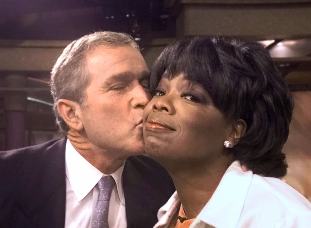 <b>Beso republicano.</b> Varios políticos de diversas tendencias fueron invitados del programa de entrevistas de Oprah Winfrey, que duró 25 años al aire. En septiembre de 2000, el entonces nominado por el Partido Republicano George W. Bush participó en el popular espacio televisivo y demostró el afecto que tiene por la presentadora.