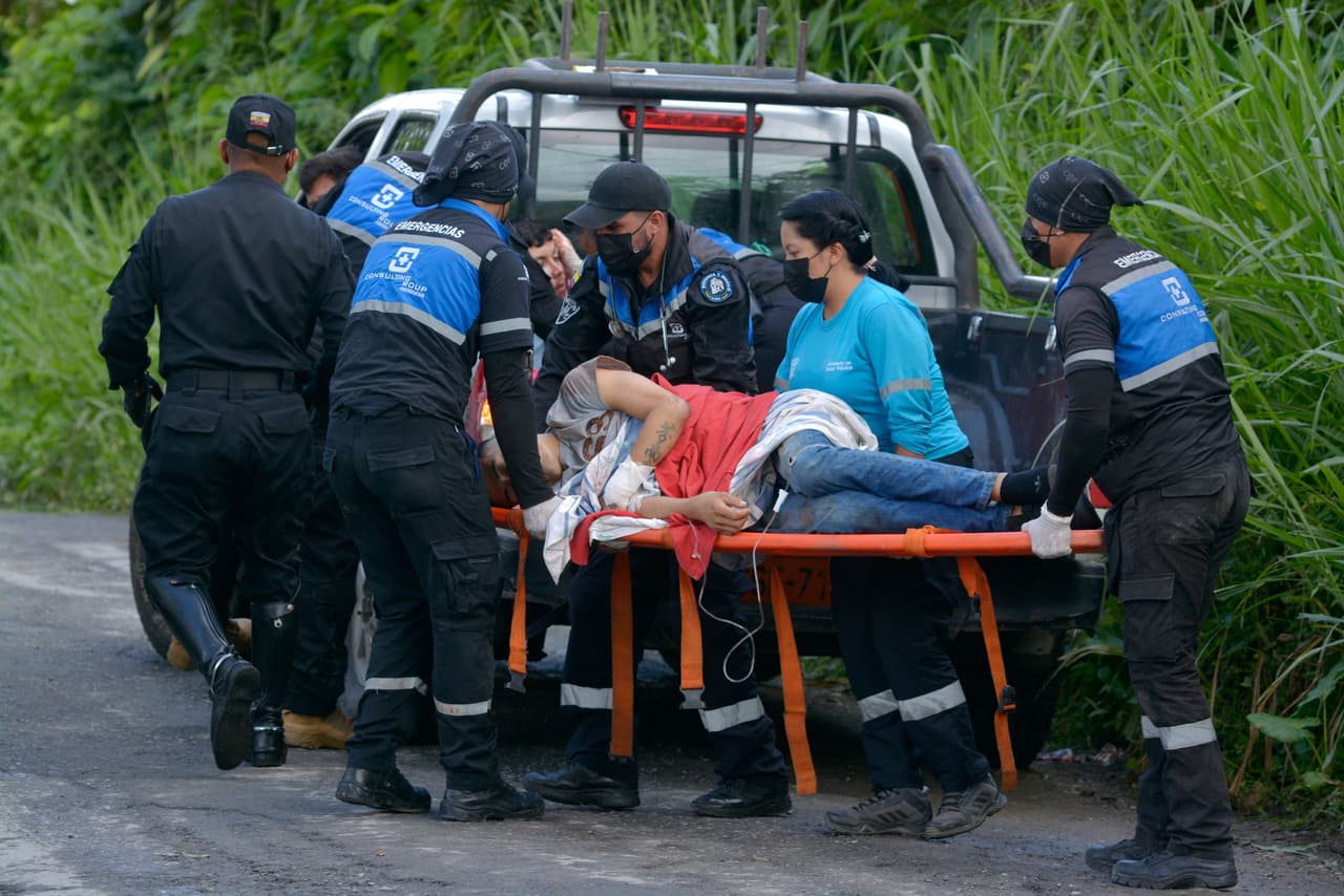 Durante este fatídico incidente, algunos reclusos
<b>agitaron una bandera blanca y otros una tela en la que con letras rojas decía "saquen a los de máxima"</b>, el pabellón donde están los presos considerados más peligrosos y desde donde se originó el enfrentamiento.
<br>