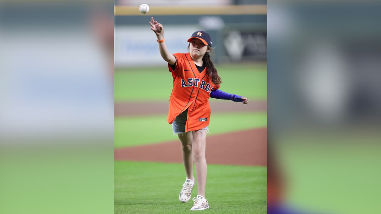 La niña, de 10 años, fue la encargada de hacer el primer lanzamiento del juego que enfrentaba a los Astros contra los Twins.