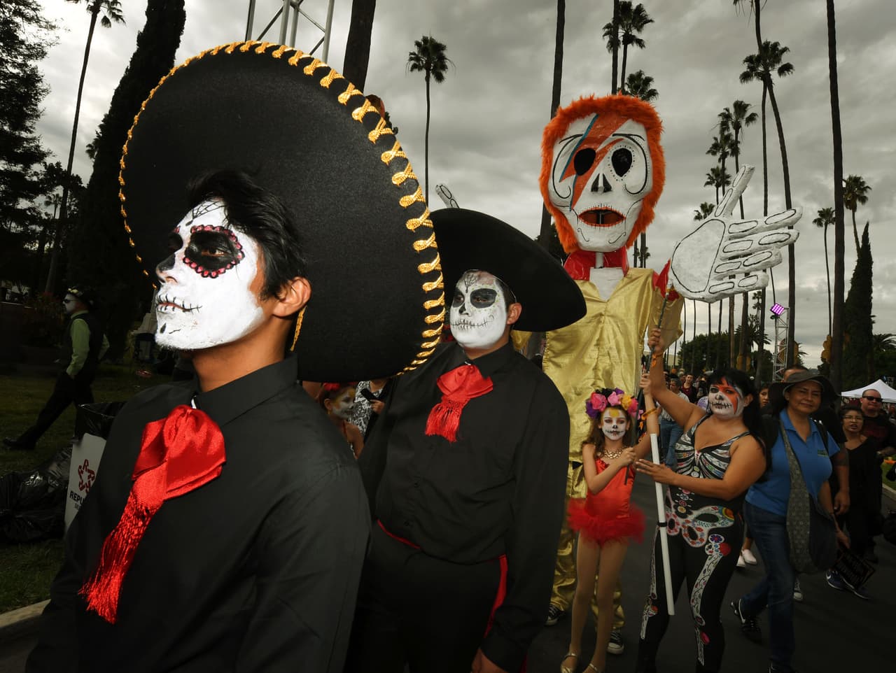 Altares y catrinas resaltaron la tradición mexicana Día de Muertos en Hollywood