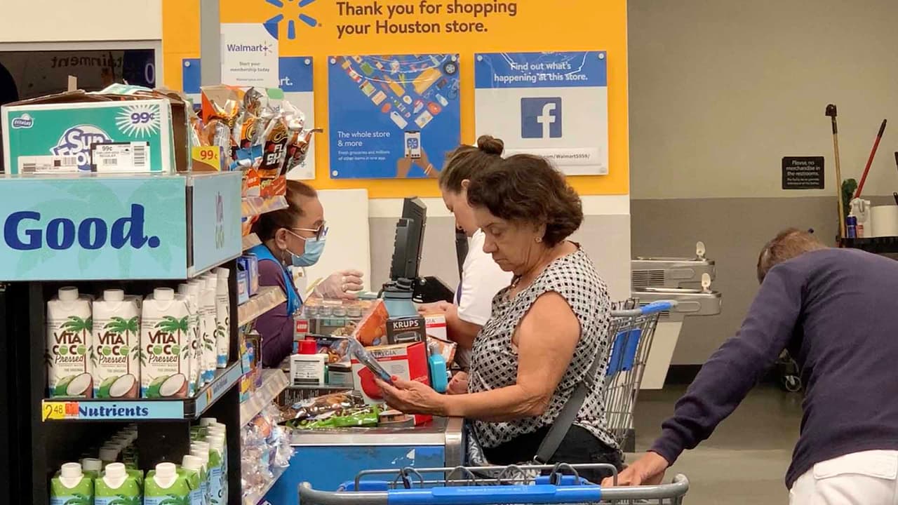 Ríos aconseja que para evitar que nos afecte la crisis debemos de comprar en base a un presupuesto y de manera inteligente, ajustados al dinero que ganamos por mes.