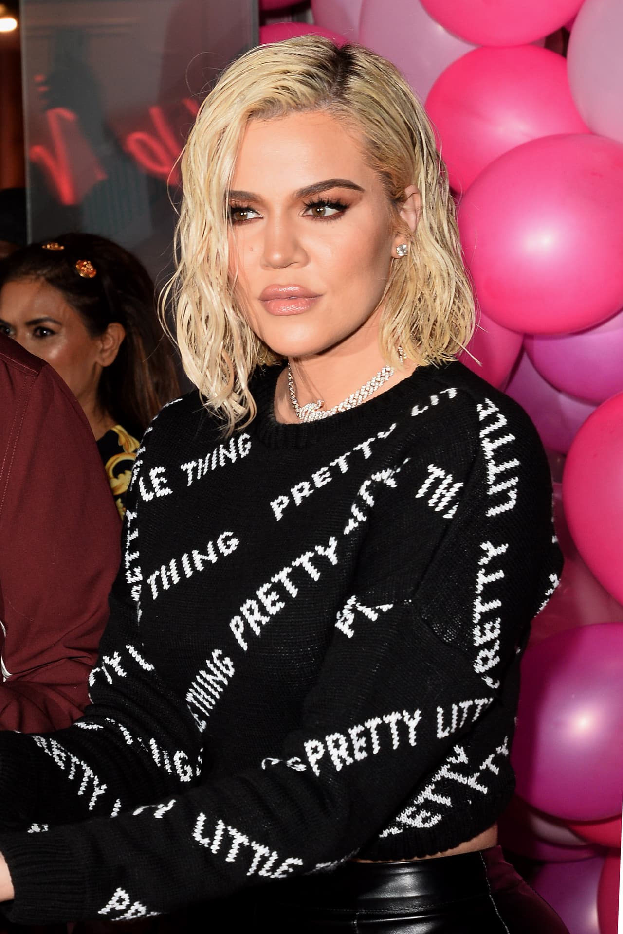 Khloe Kardashian rompió el silencio este viernes y, a través de Twitter, confrontó a Jordyn Woods, la mujer de 21 años con la que su ahora excompañero, 
<b><a href="https://www.univision.com/entretenimiento/nace-la-hija-de-khloe-kardashian-y-tristan-thompson-en-medio-del-escandalo-de-infidelidad">Tristan Thompson</a></b>
<a href="https://www.univision.com/entretenimiento/nace-la-hija-de-khloe-kardashian-y-tristan-thompson-en-medio-del-escandalo-de-infidelidad">,<b> le volvió a ser infiel</b></a>
<b>.</b>