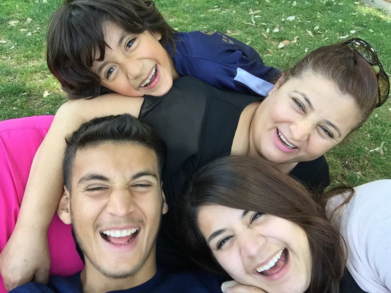 Víctor Manuel, Luis David y Andrea Enciso con su mamá Teresa Rojas.