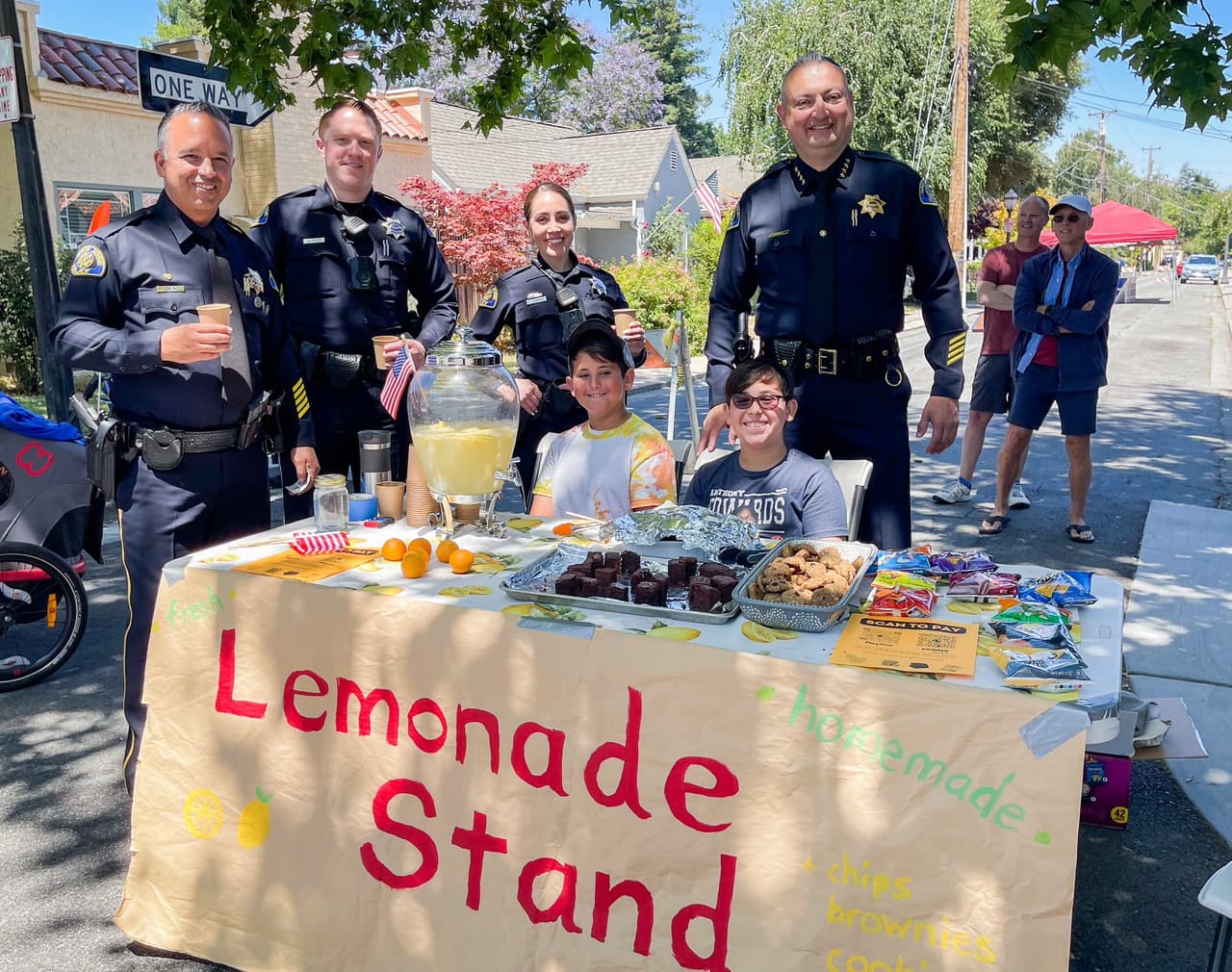 Policías participan en el National Night Out para fortalecer vínculos con la comunidad