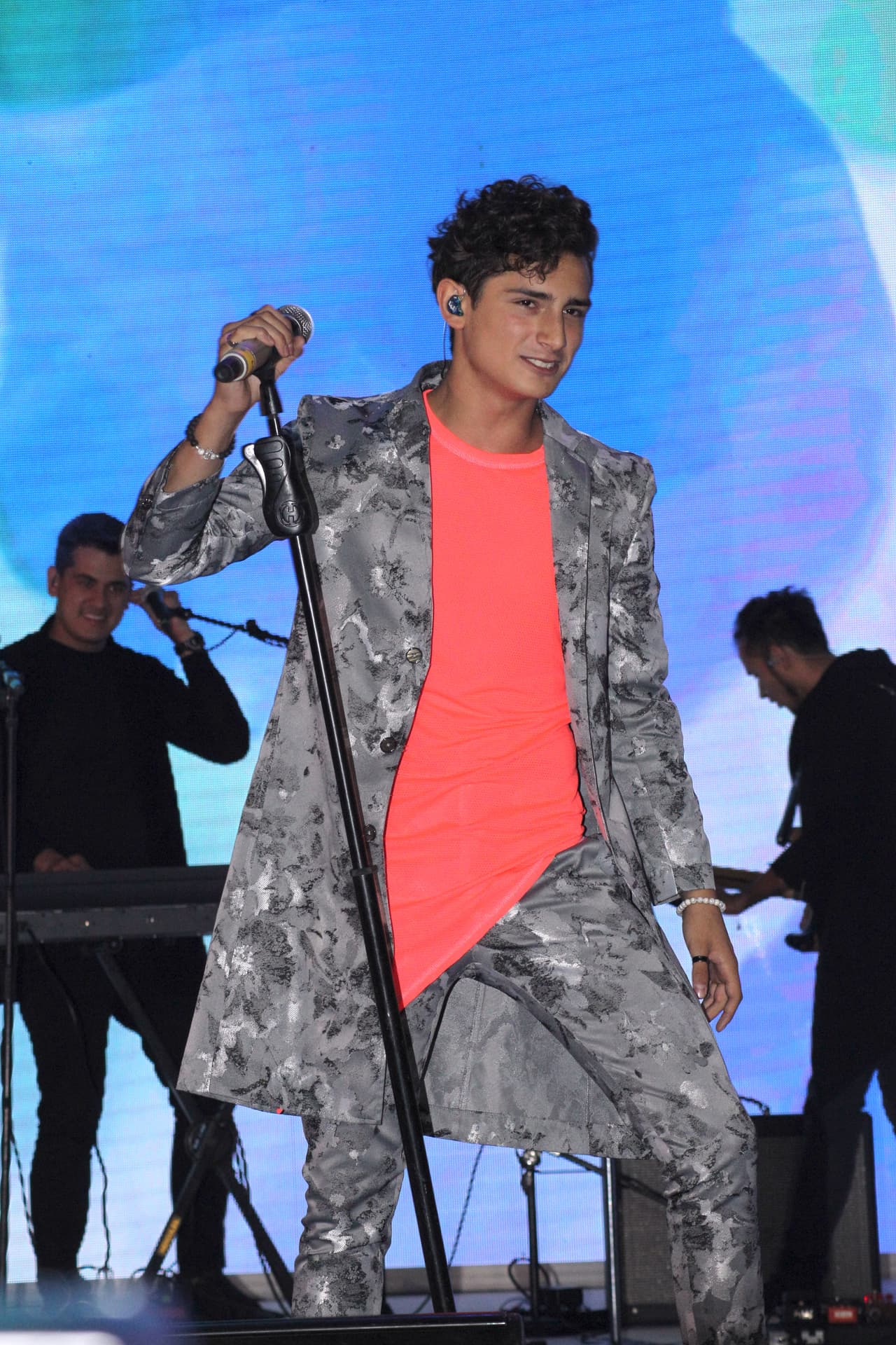 "Para hacerlos propios, (a los guantes) les metí cosas mías, como
<b> más rockeronas</b>", detalló el protagonista de
<b><a href="https://www.univision.com/shows/el-corazon-nunca-se-equivoca" target="_blank">'Juntos, El Corazón Nunca Se Equivoca'</a></b>.