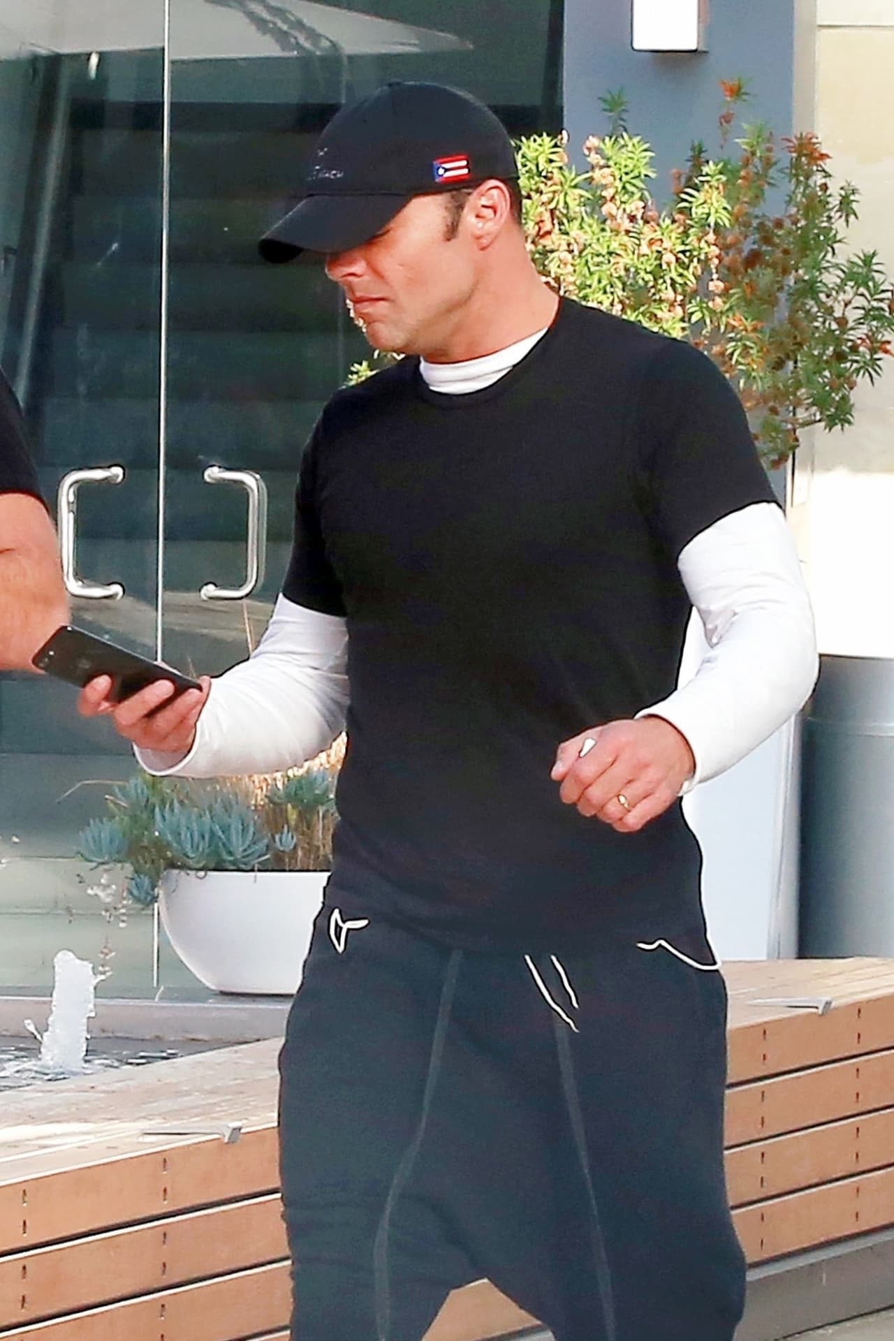 El artista de 46 años y padre de los gemelos Valentino y Matteo presumió su anillo de casado.