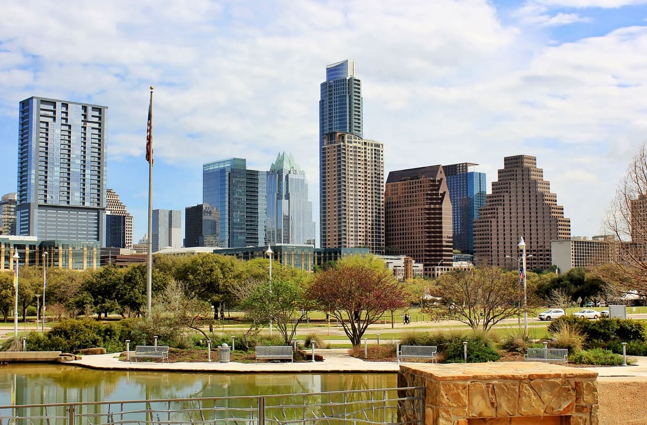 <b>Austin, Texas: </b>La vibrante ciudad de Austin encabeza la lista como el destino más popular para aquellos que dejan San Francisco. Con su próspera escena tecnológica, una cultura artística en auge y un ambiente más asequible, Austin ha atraído a muchos residentes de la Bahía de San Francisco en busca de nuevas oportunidades y un costo de vida más bajo.