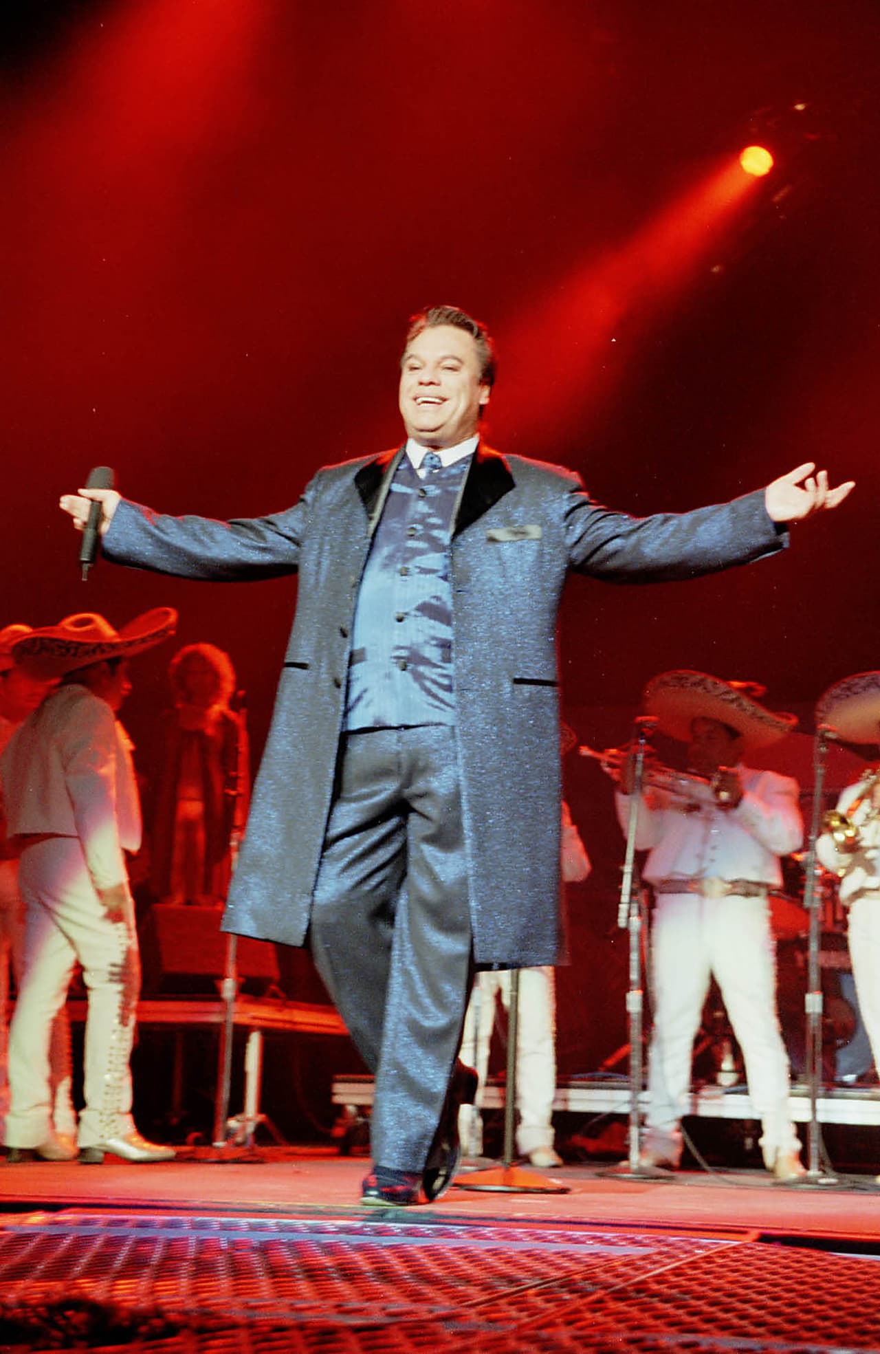 Tres de ellos son adoptados y el más chico es hijo natural del cantante y Laura Salas.