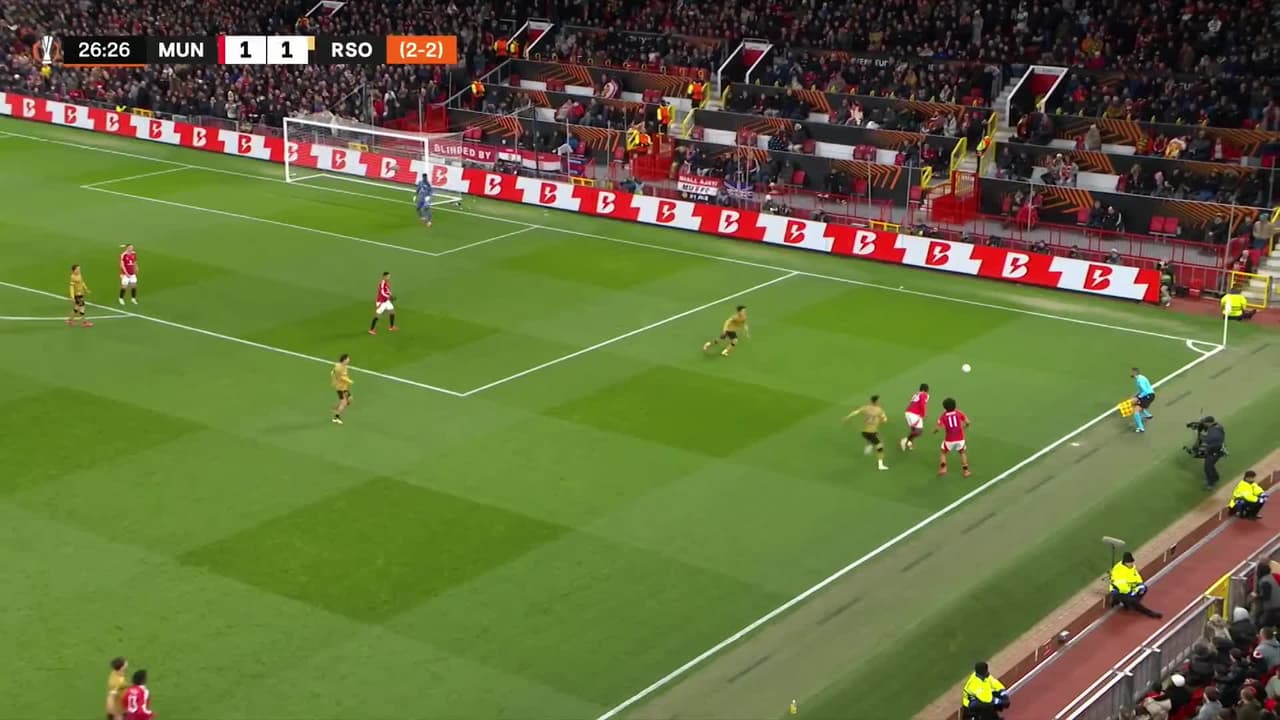 ¡TIRO ATAJADO! disparo por Takefusa Kubo.