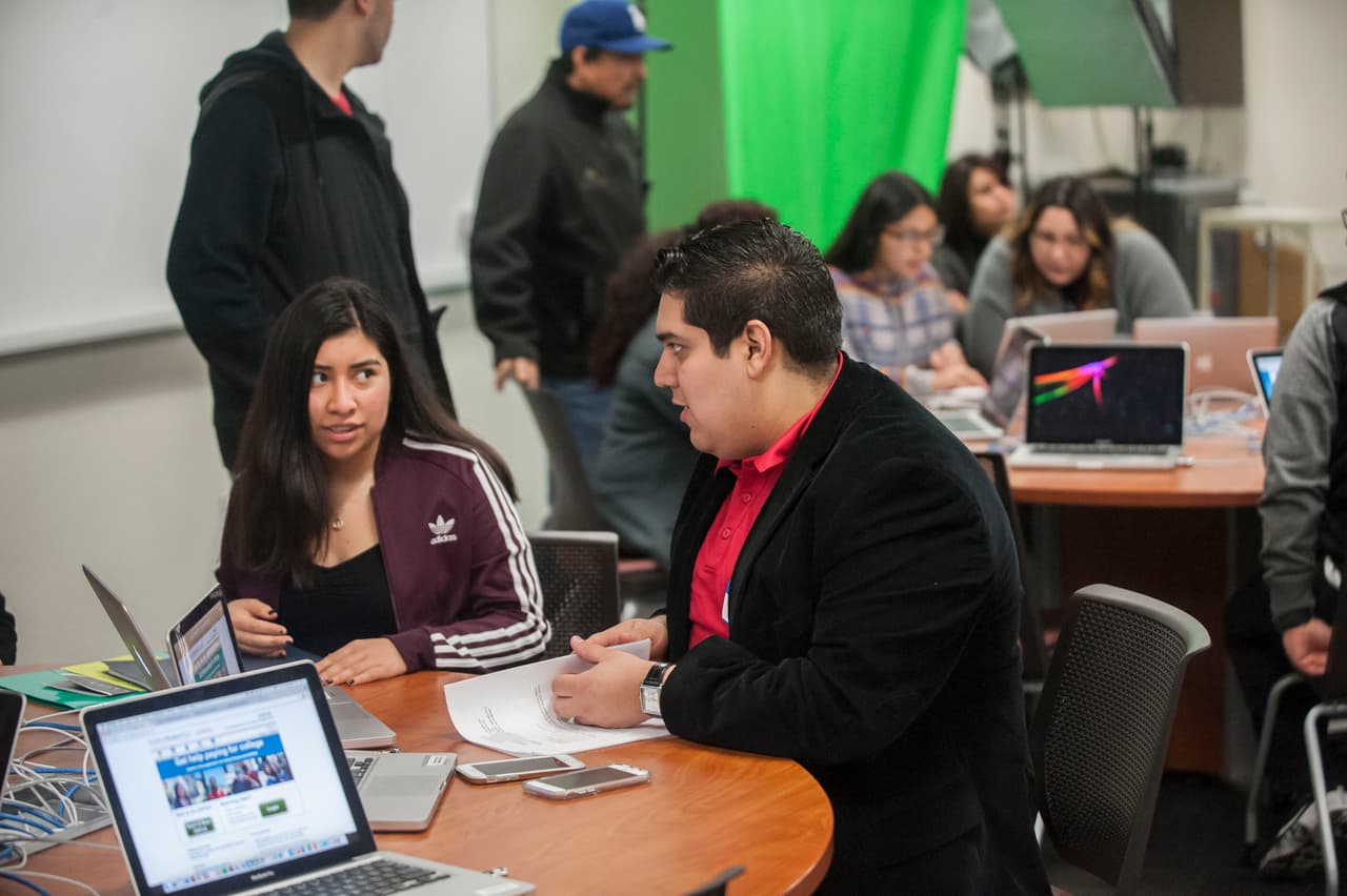 Ocho colegios y universidades ayudaron a estudiantes y sus familias llenar las solicitudes de FAFSA.