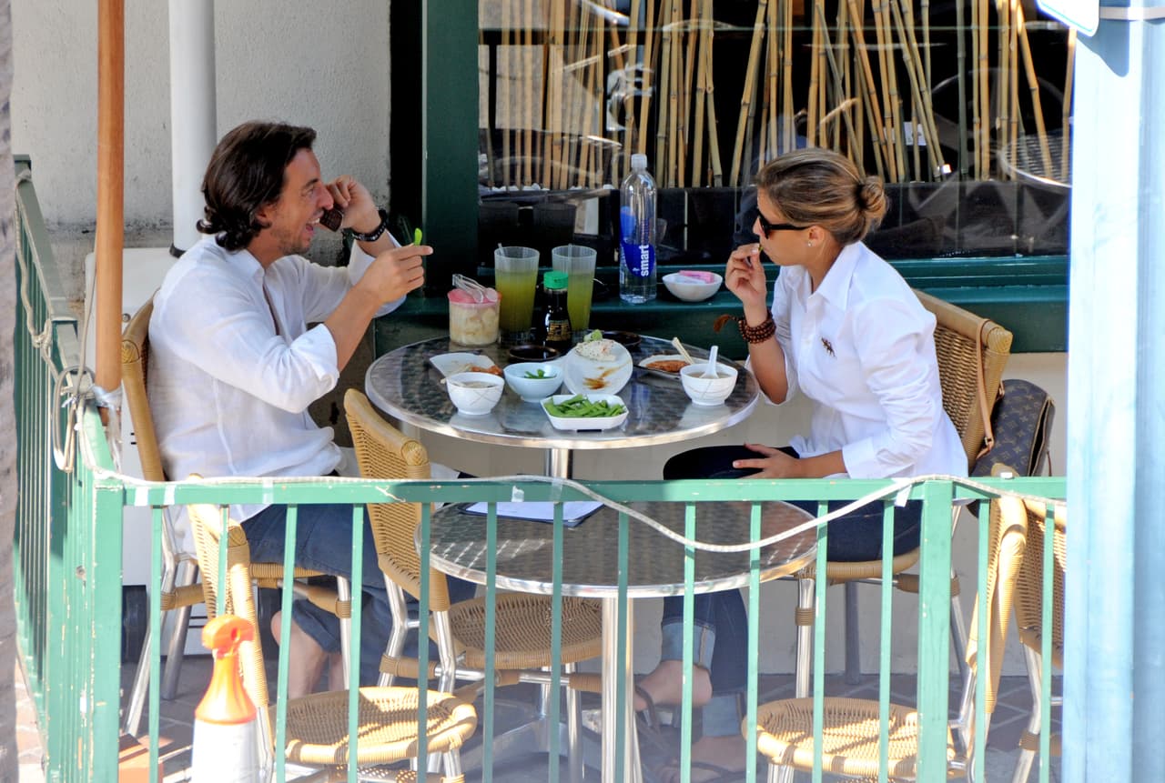 A finales de julio de 2008, el mánager de Luis Miguel y la hija del intérprete fueron seguidos por la prensa. Los paparazzi captaron a la pareja no sólo haciéndose compañía al momento de tomar un almuerzo, también descubrieron muestras de afecto entre ellos.