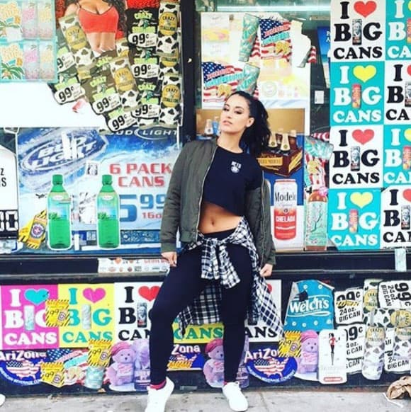 La ombliguera, los leggins y la camisa a cuadros a la cintura son elementos prestados de la moda deportiva que le dan forma a la tendencia
<i> athleisure, </i>un street style que es parte del guardarropa de artistas como La Mala, Jennifer Lopez y Chiquis Rivera.