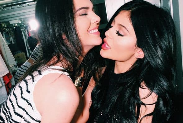 Kylie queriendo morder a su hermana Kendall. ¡Claro, con esos tremendos labios!