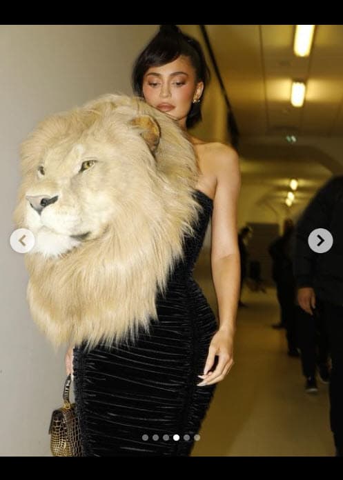 Para completar el look, la empresaria usó unos zapatos negros de Schiaparelli con tiras doradas en relieve.
<br>