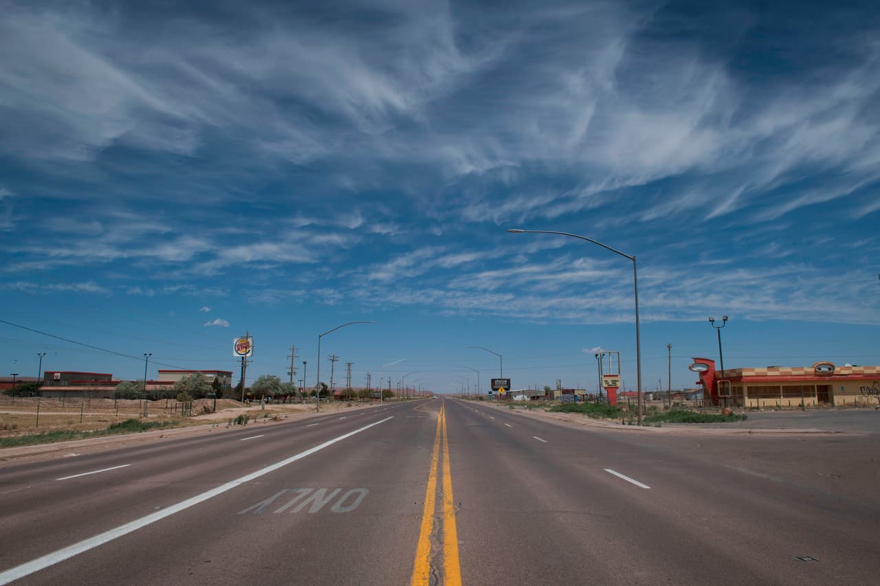 Panorámica de la calle principal de la ciudad de Chinle en la Nación Navajo durante el toque de queda de 57 horas impuesto para tratar de detener la propagación del virus Covid-19.