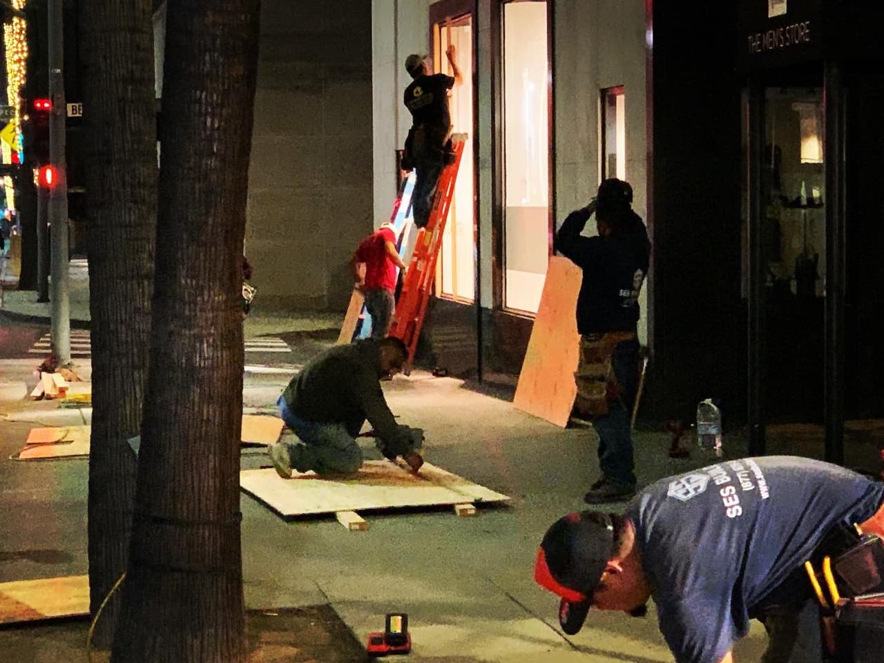 Paredes de madera y otras barreras: negocios en Los Ángeles toman precauciones antes del día de las elecciones