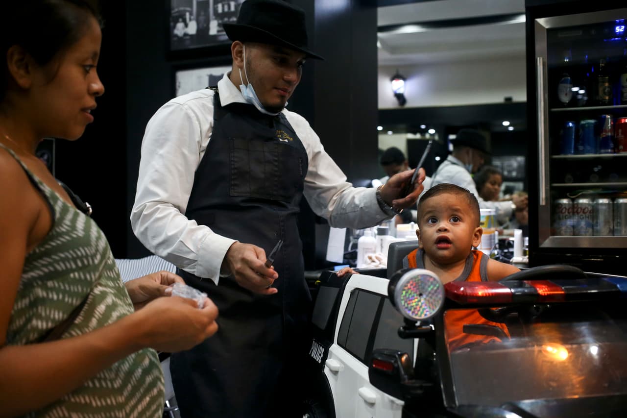 Johan fue llevado a tomar un corte de cabello después de ser reunirse con sus padres.