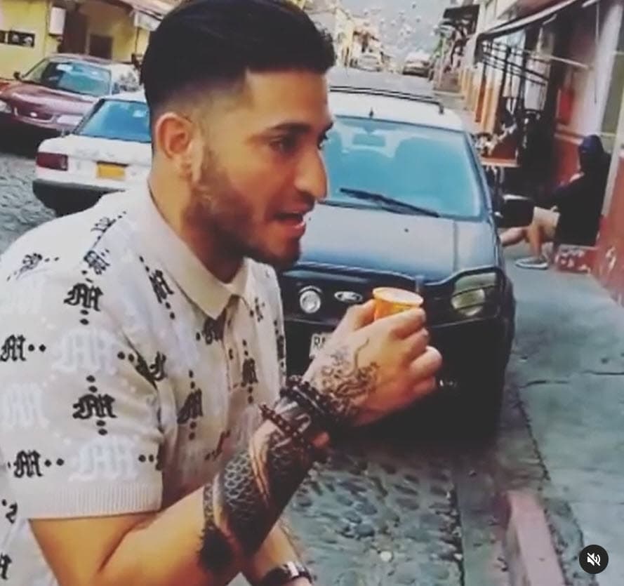 Fue enfático en puntualizar que esta falta de deseo de querer acercarse a su hijo y a su nieto se debe a que entre ellos 
<b><a href="https://www.univision.com/famosos/el-hijo-de-eduardo-yanez-se-reencuentra-con-su-madre-tras-18-anos-sin-verse-fotos" target="_blank">"hubo una separación"</a></b>: "Él está viviendo su vida y yo la mía y punto. Así se va a quedar, yo ya tomé mi propia decisión también". 
<br>