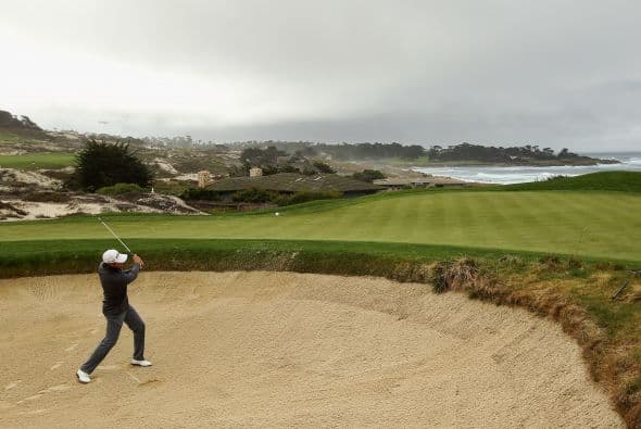 Un hombre está vivo de milagro luego de que cayera dentro de un hoyo de 18 pies de hondo en el medio de un campo de golf en las afueras de Illinois. Ver toda la información
