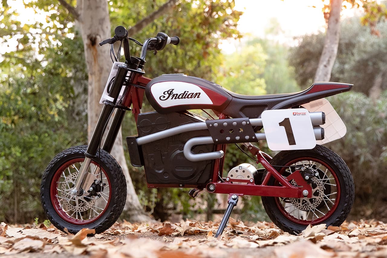 <h3 class="cms-H3-H3"><b>Indian eFTR Jr.</b></h3>
<br>
<br>Por primera vez en sus 119 años de historia, el legendario fabricante de motocicletas cuenta en su portafolio con un modelo eléctrico diseñado especialmente para niños. Se trata de la Indian eFTR Jr., una réplica pequeña de la FTR750 con características y funcionalidades ideales para iniciar a los más pequeños de la casa en este emocionante mundo de las motos. La eFTR Jr ofrece dos modos de manejo: low, con una velocidad máxima de 10 mph; y high, con una velocidad tope de 15 mph. Su batería de 36 voltios dura 140 minutos en modo low y 65 minutos en modo high. Esta motocicleta eléctrica pesa 175 libras y puede acomodar a niños de al menos 8 años de edad.
<br>
<br>
<b>Precio: $750</b>
<br>
<br>
<b>Link: </b>
<a href="https://www.indianmotorcycle.com/en-us/eftr-jr/"><u>Indian eFTR Jr.</u></a>